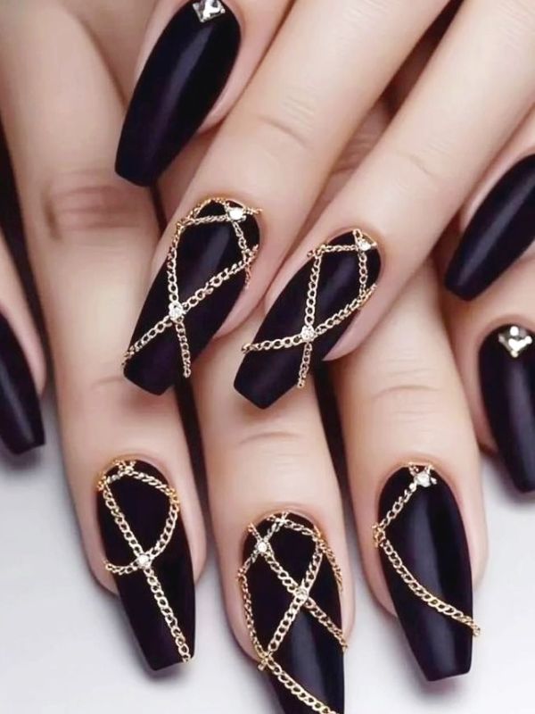 Black Nails with Tiny Chain Details